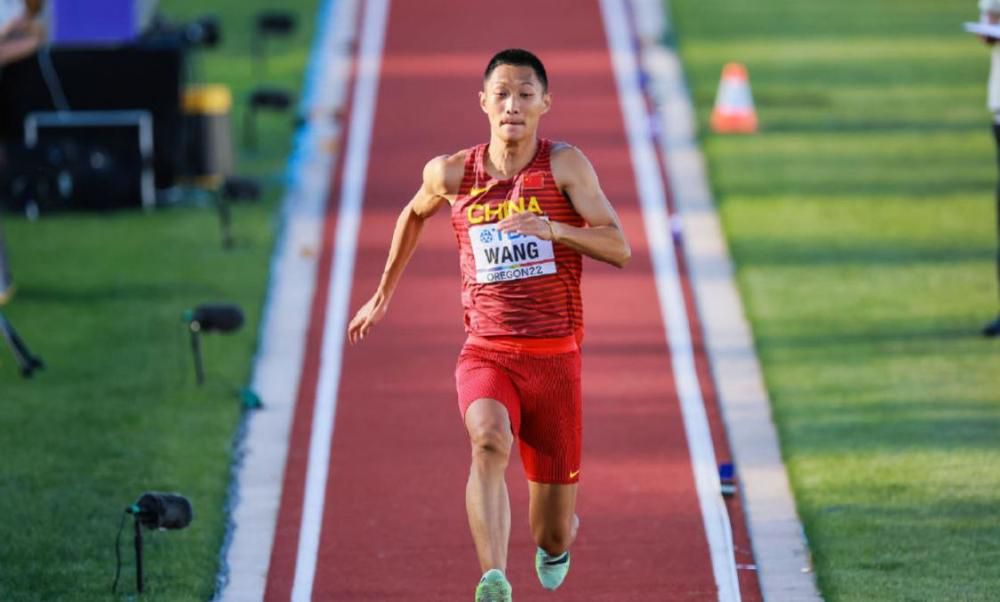 以勇气对抗青春这场;大雨以玉女形象出道的袁咏仪，塑造的角色几乎都是正面的，鲜有反派